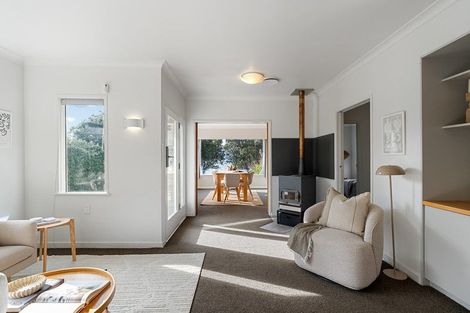Photo of property in 318 Queens Drive, Lyall Bay, Wellington, 6022