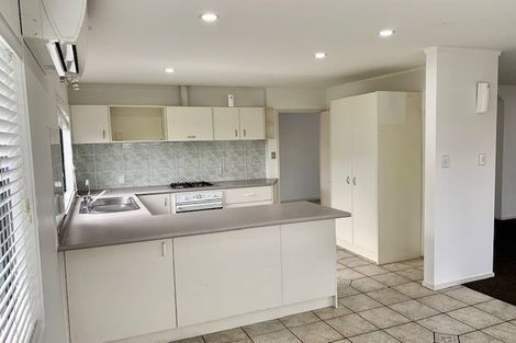 Photo of property in 2/90 Pupuke Road, Hillcrest, Auckland, 0627