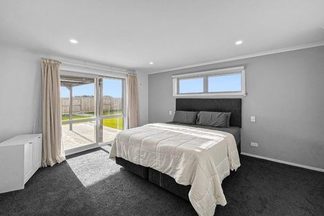 Photo of property in 74 Atlantic Drive, Fitzherbert, Palmerston North, 4410