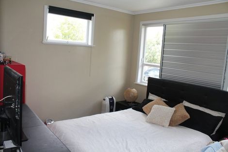 Photo of property in 43 Royal View Road, Te Atatu South, Auckland, 0610