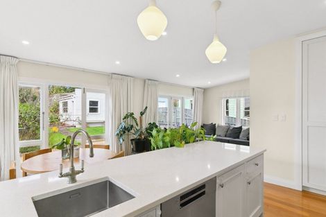 Photo of property in 10 Herald Terrace, Berhampore, Wellington, 6023