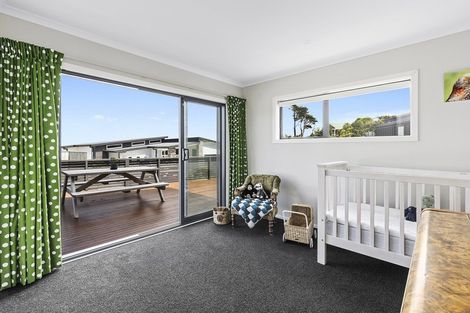 Photo of property in 12 Grumman Lane, Newlands, Wellington, 6037