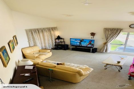 Photo of property in 2b Sunhaven Drive, Newlands, Wellington, 6037