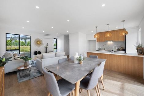 Photo of property in 54a Vinistra Road, Kumeu, 0810