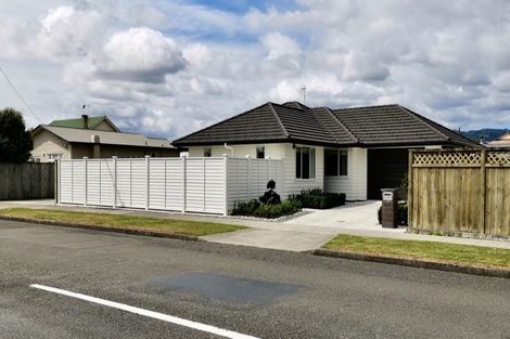 Photo of property in 2 Queenwood Road, Levin, 5510