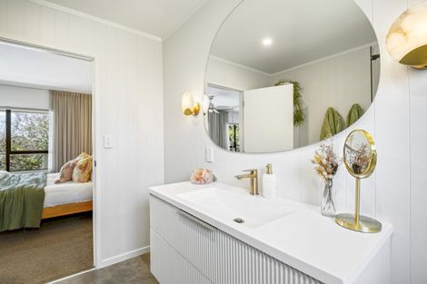 Photo of property in 8 Poaka Place, Beach Haven, Auckland, 0626