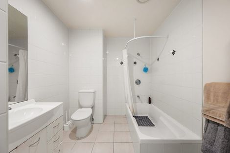 Photo of property in Stadium Garden Flats, 212/107 Thorndon Quay, Pipitea, Wellington, 6011