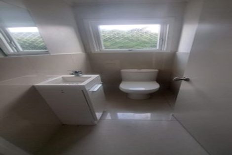 Photo of property in 5 Denver Avenue, Sunnyvale, Auckland, 0612