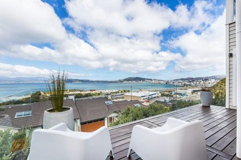 Photo of property in 5 Curnow Way, Kaiwharawhara, Wellington, 6035