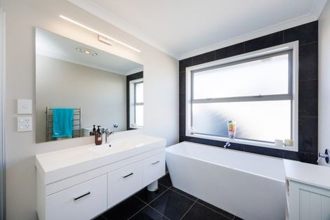 Photo of property in 34 Dogwood Way, Milson, Palmerston North, 4414