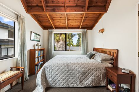 Photo of property in 3 Lantana Road, Green Bay, Auckland, 0604