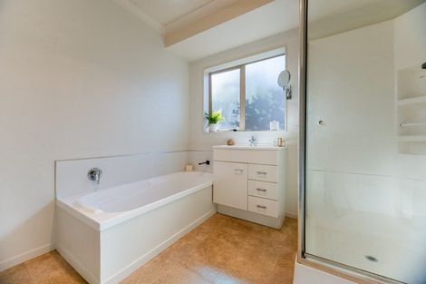 Photo of property in 15 Balmerino Grove, Waikanae, 5036