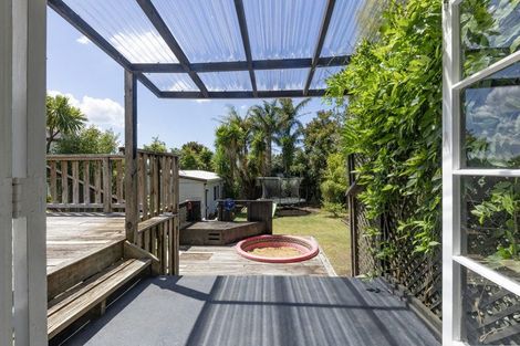 Photo of property in 25 Taipari Road, Te Atatu Peninsula, Auckland, 0610