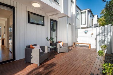 Photo of property in 61b Knights Road, Rothesay Bay, Auckland, 0630