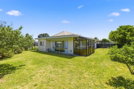 Photo of property in 2 Cypress Grove, Paraparaumu, 5032