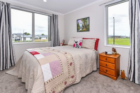 Photo of property in 16 Soaring Bird Drive, Takanini, 2112