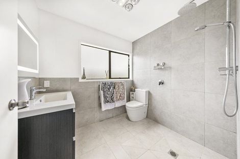 Photo of property in 22 Deverell Place, Northcross, Auckland, 0632