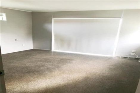 Photo of property in 2/9 Grenadine Place, Unsworth Heights, Auckland, 0632