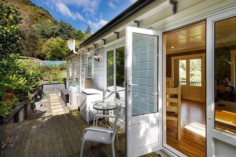 Photo of property in 16 Angle Street, Picton, 7220