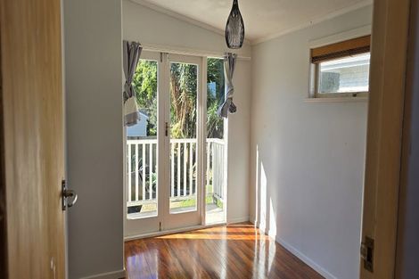 Photo of property in 27 Graham Avenue, Te Atatu Peninsula, Auckland, 0610