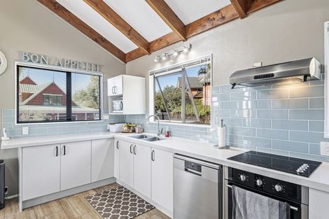 Photo of property in 92b Colwill Road, Massey, Auckland, 0614