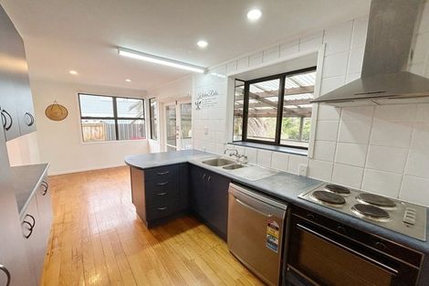 Photo of property in 9 Queen Mary Avenue, New Lynn, Auckland, 0600