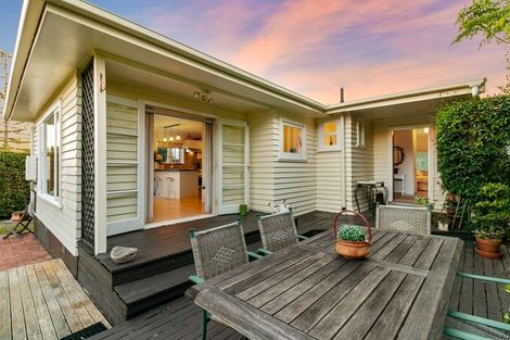Photo of property in 63 Forrest Hill Road, Milford, Auckland, 0620