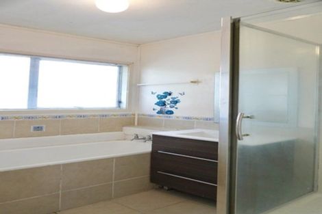 Photo of property in 10 Lynley Place, Pakuranga Heights, Auckland, 2010