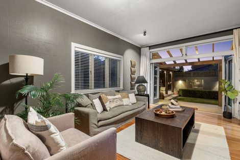 Photo of property in 247 Devonport Road, Tauranga, 3110