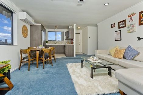 Photo of property in 16 Plumstead Rise, Glen Eden, Auckland, 0602