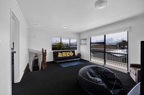 Photo of property in 10 Kamahi Avenue, Hawera, 4610