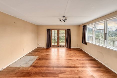 Photo of property in 1 Gribble Grove, Stokes Valley, Lower Hutt, 5019