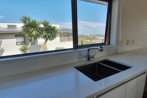Photo of property in 3/104 East Coast Road, Forrest Hill, Auckland, 0620