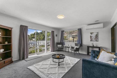 Photo of property in 3 Lomond Street, Newlands, Wellington, 6037