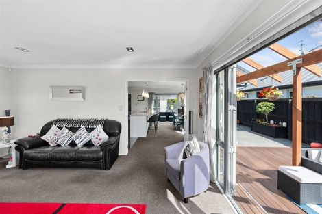 Photo of property in 6 Lakebridge Place, Parklands, Christchurch, 8083