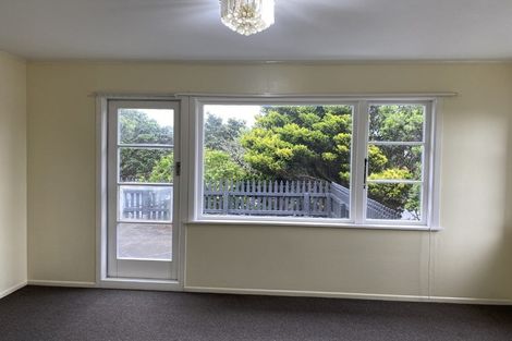 Photo of property in 2 Horokiwi Road West, Newlands, Wellington, 6037
