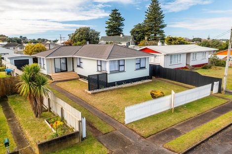 Photo of property in 6 Omori Place, Castlecliff, Whanganui, 4501