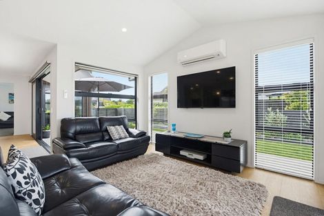 Photo of property in 10 Topping Place, Whitianga, 3510