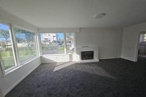 Photo of property in 4 Peachgrove Road, Te Atatu Peninsula, Auckland, 0610