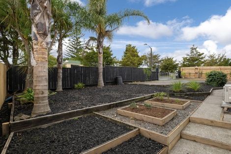 Photo of property in 34a Riserra Drive, Ranui, Auckland, 0612