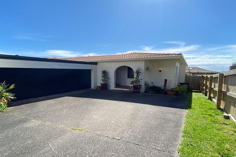 Photo of property in 2/21 Scarboro Terrace, Murrays Bay, Auckland, 0630
