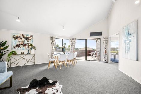 Photo of property in 1/56 Aberdeen Road, Campbells Bay, Auckland, 0620