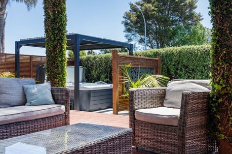 Photo of property in 27 Woodford Avenue, Brookfield, Tauranga, 3110