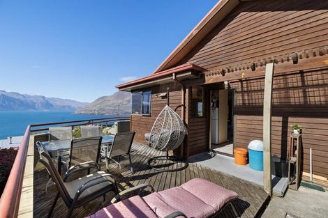 Photo of property in 48 Wynyard Crescent, Fernhill, Queenstown, 9300