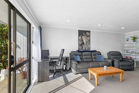 Photo of property in 2/50 Kowhai Avenue, Ebdentown, Upper Hutt, 5018