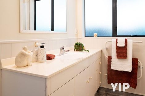 Photo of property in 15b Kinapori Terrace, Newlands, Wellington, 6037