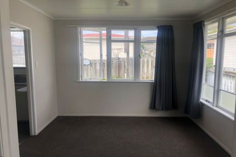 Photo of property in 6 Taipari Road, Te Atatu Peninsula, Auckland, 0610
