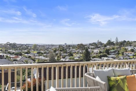 Photo of property in 2/8 Havana Place, Glenfield, Auckland, 0629