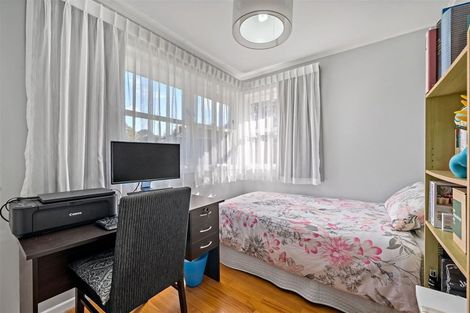 Photo of property in 7 Beach Road, Te Atatu Peninsula, Auckland, 0610