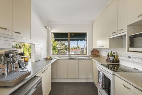 Photo of property in 33 Eversleigh Road, Belmont, Auckland, 0622